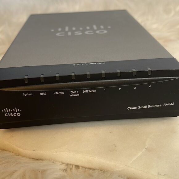 CISCO Router RV042 - Picture 2 of 5